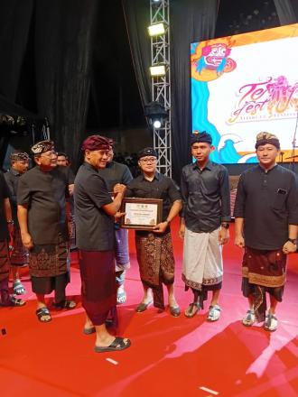 Penyerahan Piagam Penghargaan Kepada Pemdes Sambirenteng
